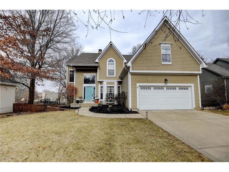 Charming home with adorable dental molding detail,