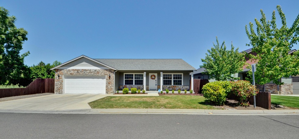 876 Holley Way, Central Point, OR 97502 - photo 1