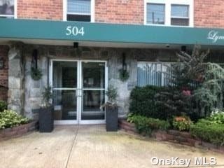504 Merrick Rd unit 4R, Lynbrook, NY 11563 - photo 1