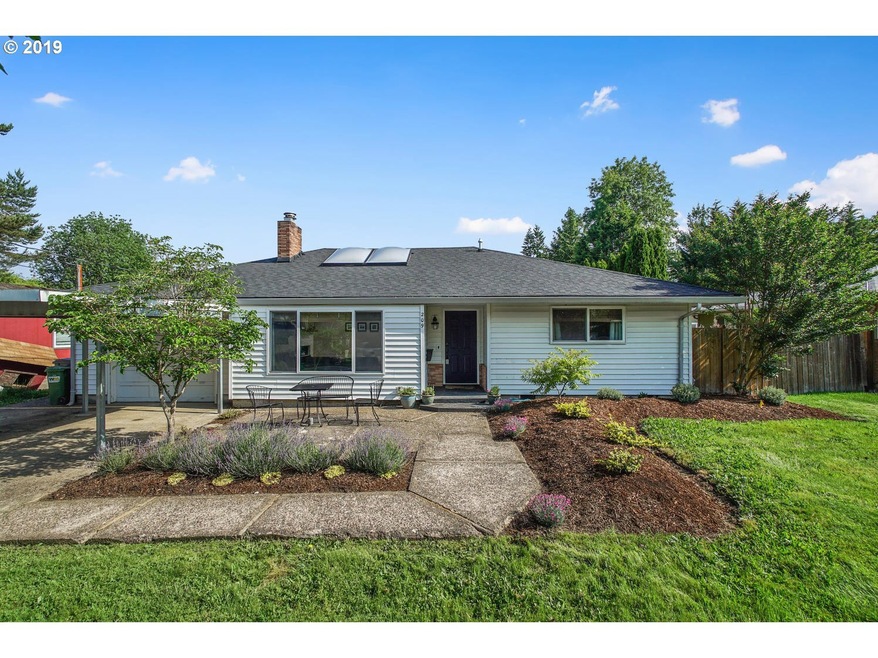 209 E 5th St, Newberg, OR 97132 - photo 1