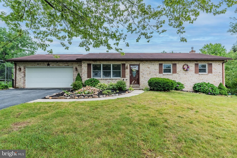 1576 E Strohm Dr, Chambersburg, PA 17202 - photo 1