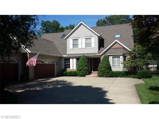 Custom built Cox Cape Cod, with 3 car garage, in b