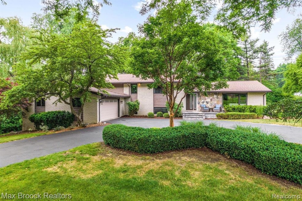 1021 Dowling Rd, Bloomfield Hills, MI 48304 - photo 1