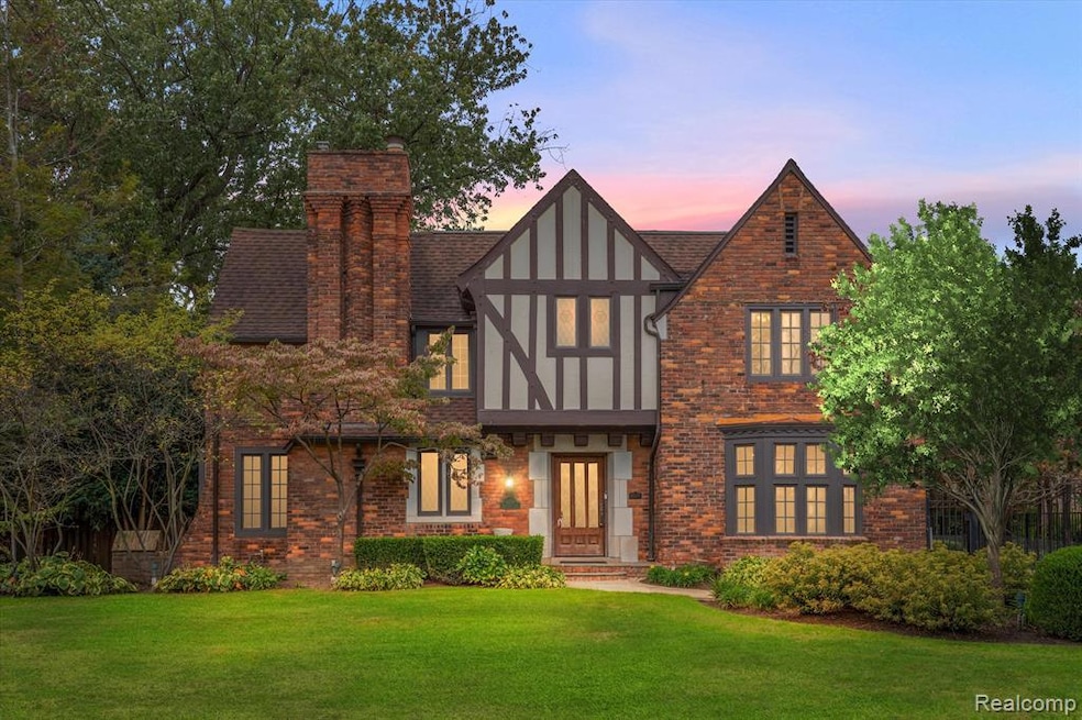 1239 Buckingham Rd, Grosse Pointe Park, MI 48230 - photo 1