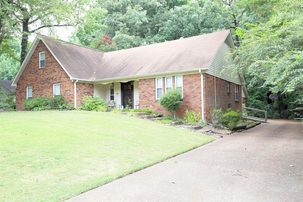 View of front of house featuring a front yard