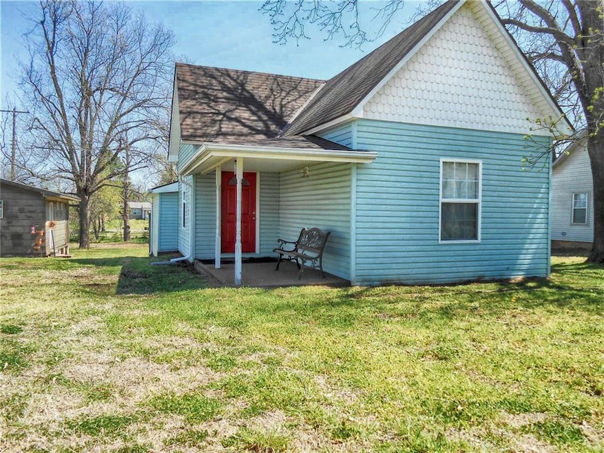 Cute curb appeal with a bright and welcoming view 