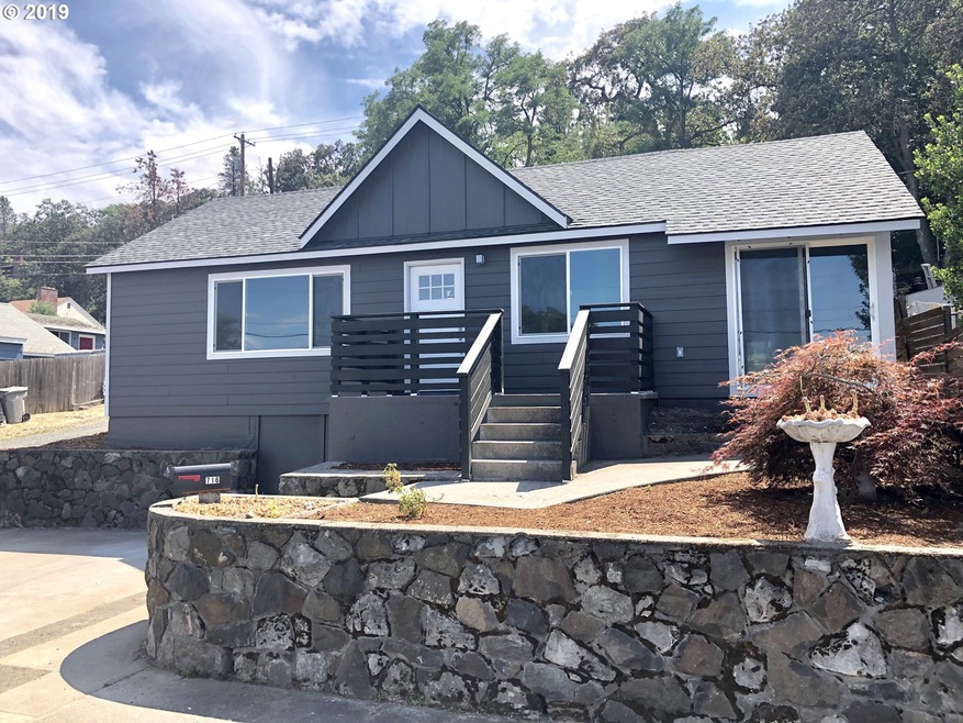 716 E 15th St, the Dalles, OR 97058 - photo 1