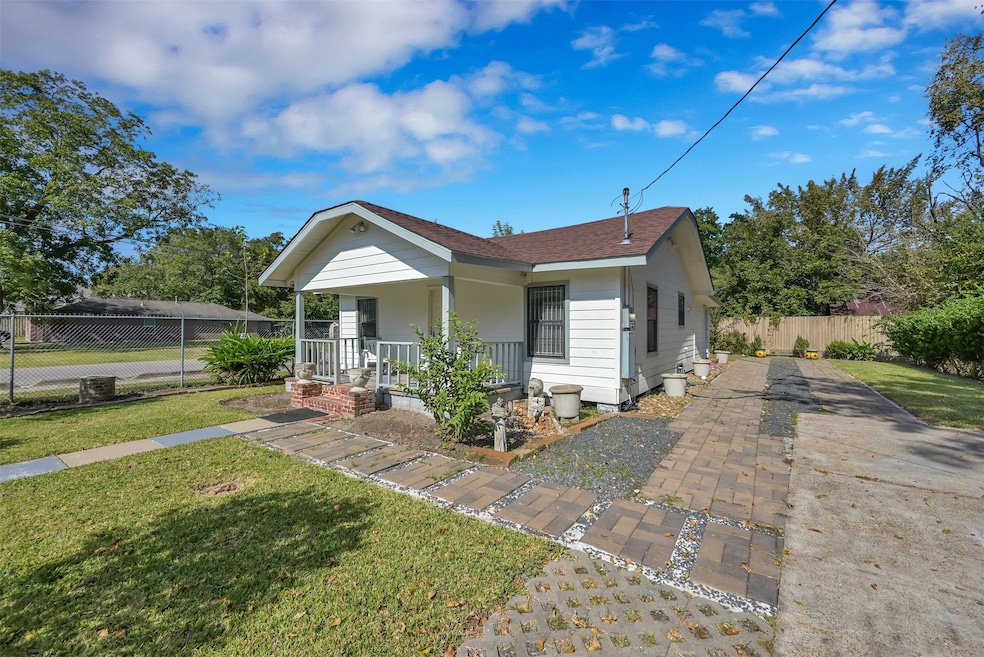 5038 Creekmont Dr, Houston, TX 77091 - photo 1