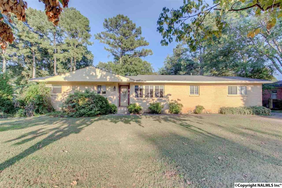 What a gem in this quiet conveniently located neighborhood...