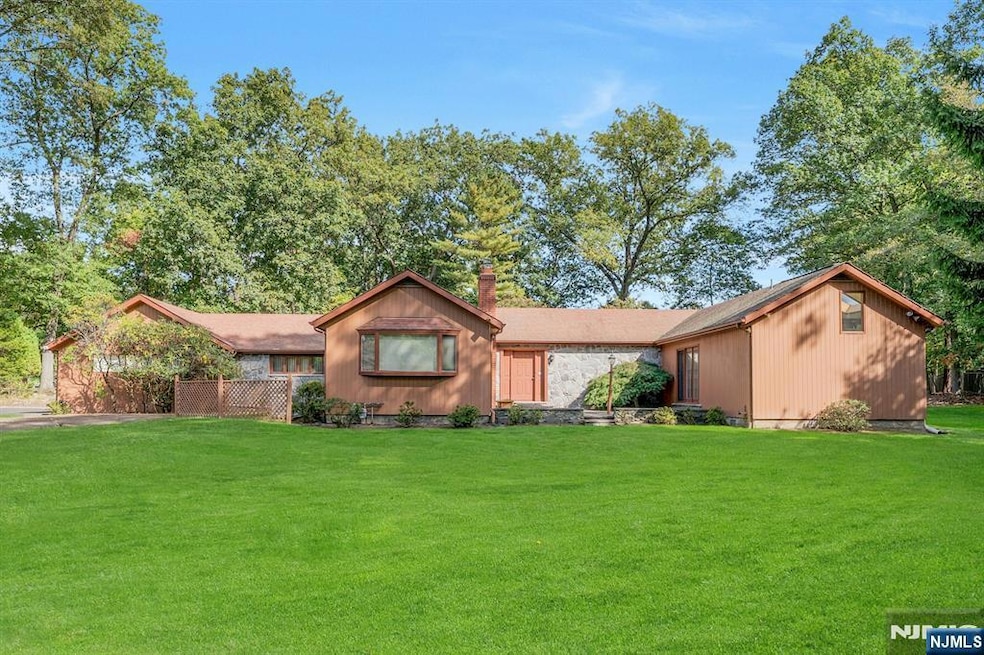 40 Chestnut Ridge Rd, Saddle River, NJ 07458 - photo 1