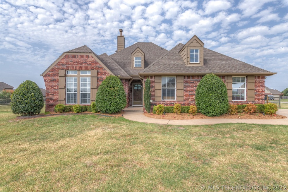 Lovely 3 bed, 3 bath home with gameroom, formal di