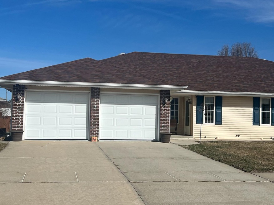 905 Heather Ln, Norfolk, NE 68701 - photo 1