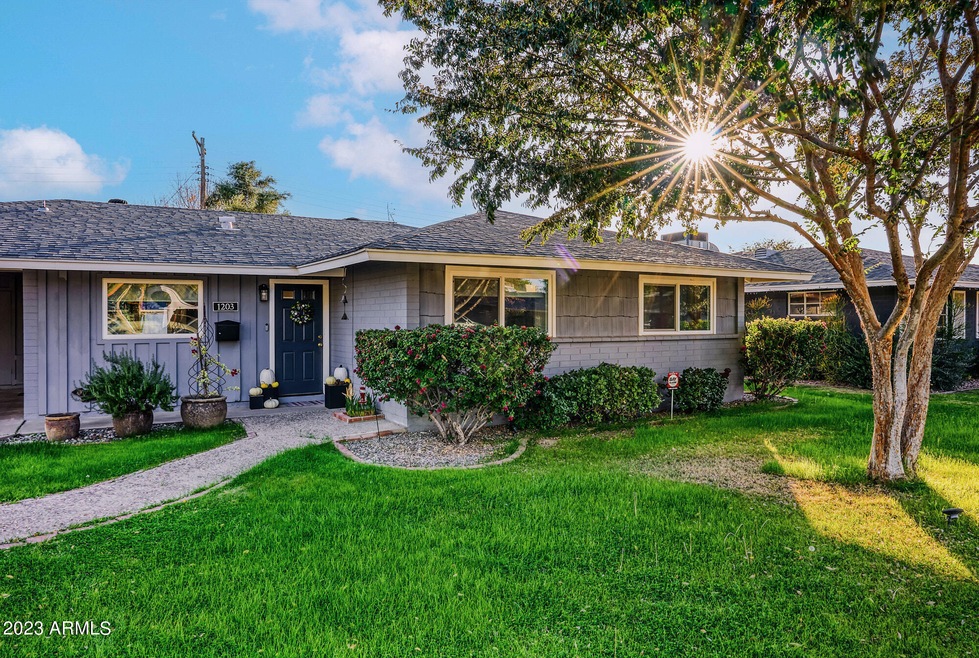 Great Curb Appeal!