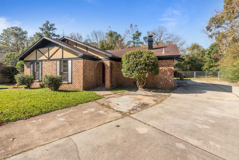 View of front of home featuring a front yard