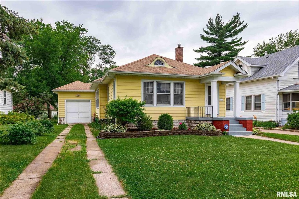 2008 Vine St, Davenport, IA 52804 - photo 1