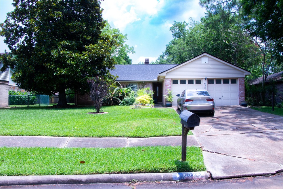 16323 David Glen Dr, Friendswood, TX 77546 - photo 1