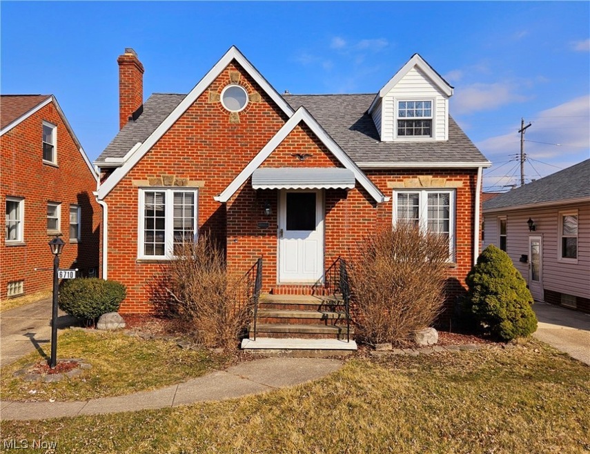 View of front of home featuring a front lawn