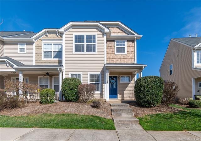 Welcome to 17744 Trolley Crossing Way! End unit to