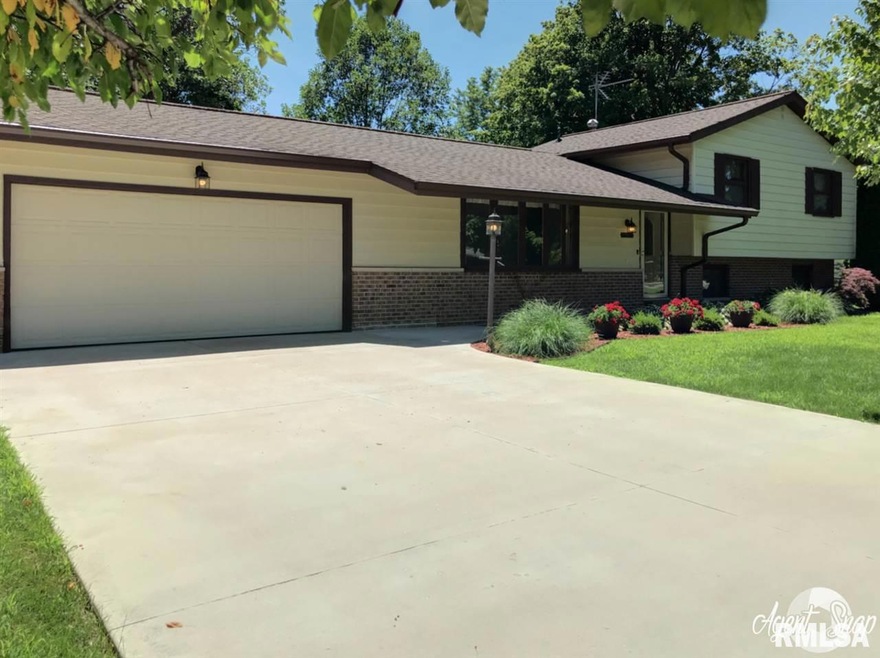 140 Lakeland Dr, Galesburg, IL 61401 - photo 1