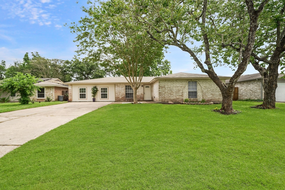 16723 Barcelona Dr, Friendswood, TX 77546 - photo 1