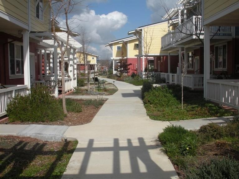 All units face towards the center sidewalk. Drough