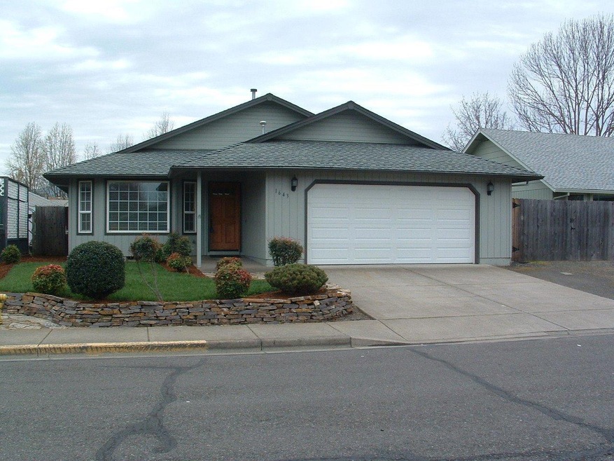 1643 Jessica Cir, Central Point, OR 97502 - photo 1