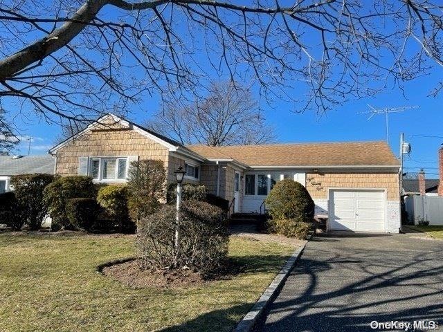 828 Princeton Rd, Franklin Square, NY 11010 - photo 1