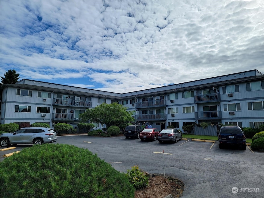 2005 Tibbetts Dr unit 210, Longview, WA 98632 - photo 1