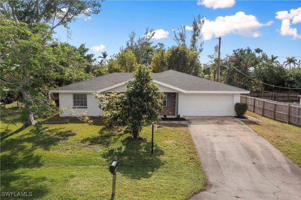 930 Entrada Dr N, Fort Myers, FL 33919 - photo 1