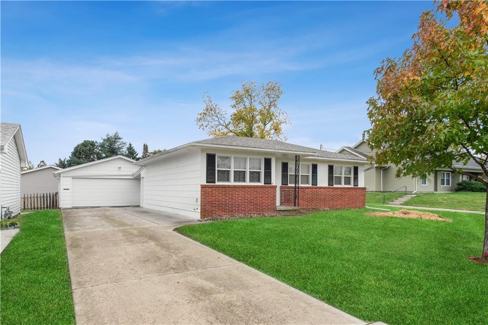 715 S 5th Ave E, Newton, IA 50208 - photo 1