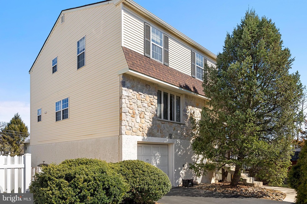 215 Patricia Ln, Secane, PA 19018 - photo 1