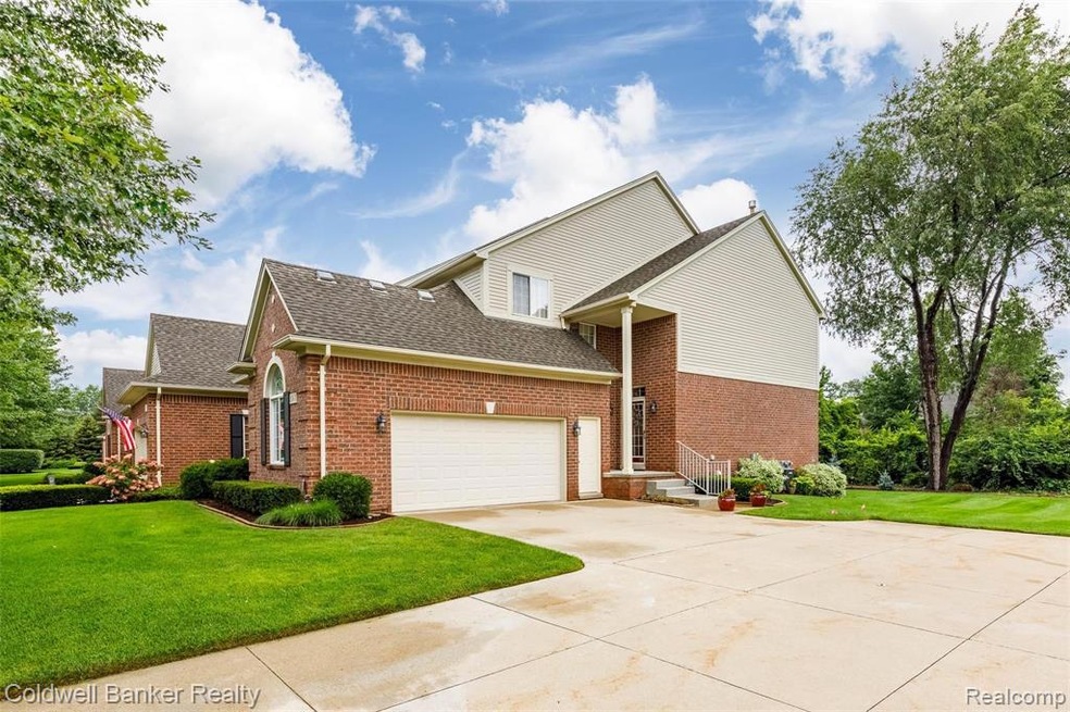 Gorgeous condo fronting the Macomb Clinton Trail n