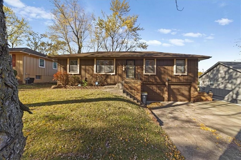 11142 Spring Valley Rd, Kansas City, MO 64134 - photo 1