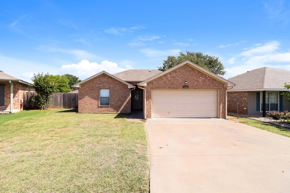 820 Rambling Ct, Granbury, TX 76049 - photo 1