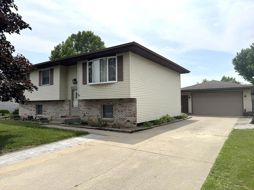 208 Locust Ave S, Hebron, IN 46341 - photo 1