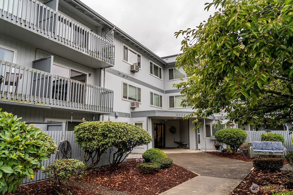 2005 Tibbetts Dr unit 305, Longview, WA 98632 - photo 1