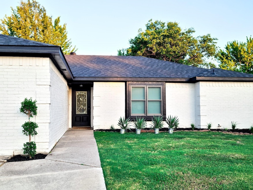 7810 Creek View Dr, Rowlett, TX 75089 - photo 1