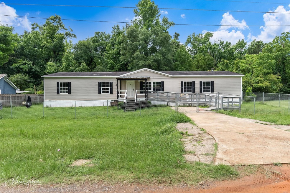 Manufactured / mobile home featuring a front yard