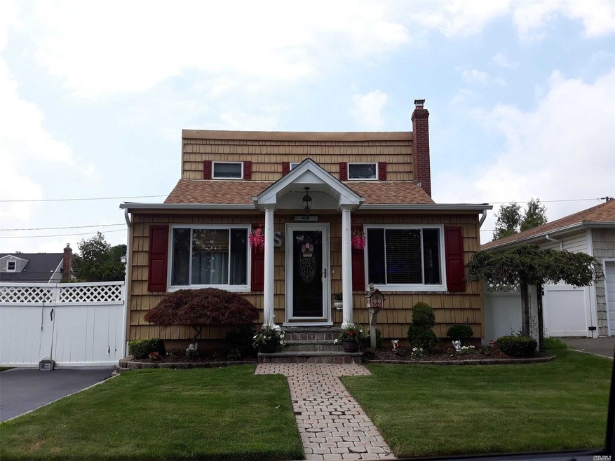 105 Riviera Pkwy, Lindenhurst, NY 11757 - photo 1