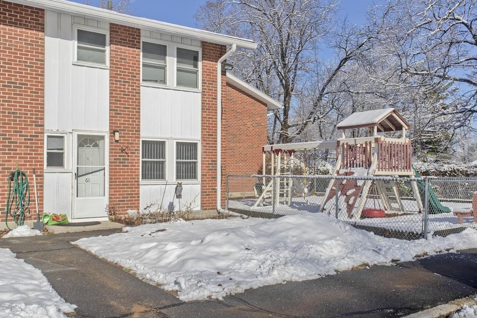 61 Manor Ct unit 61, Springfield, MA 01118 - photo 1