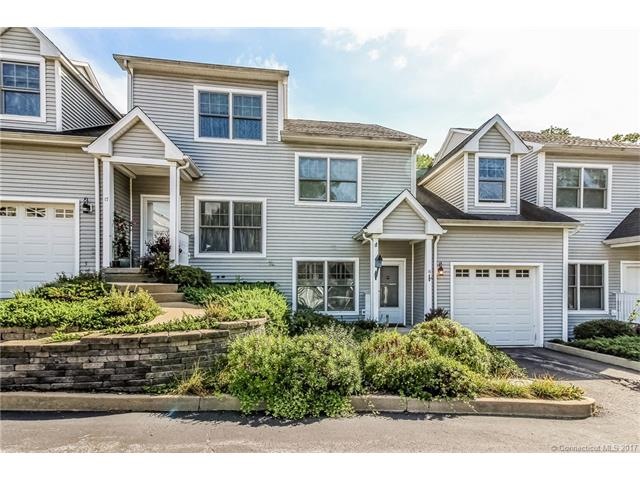MOVE RIGHT INTO THIS GREAT TRI-LEVEL CONDO WITH FI