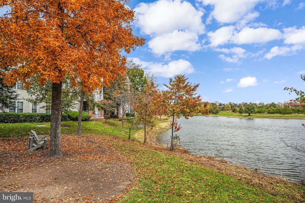 43114 Watercrest Square unit 202, Chantilly, VA 20152 - photo 1