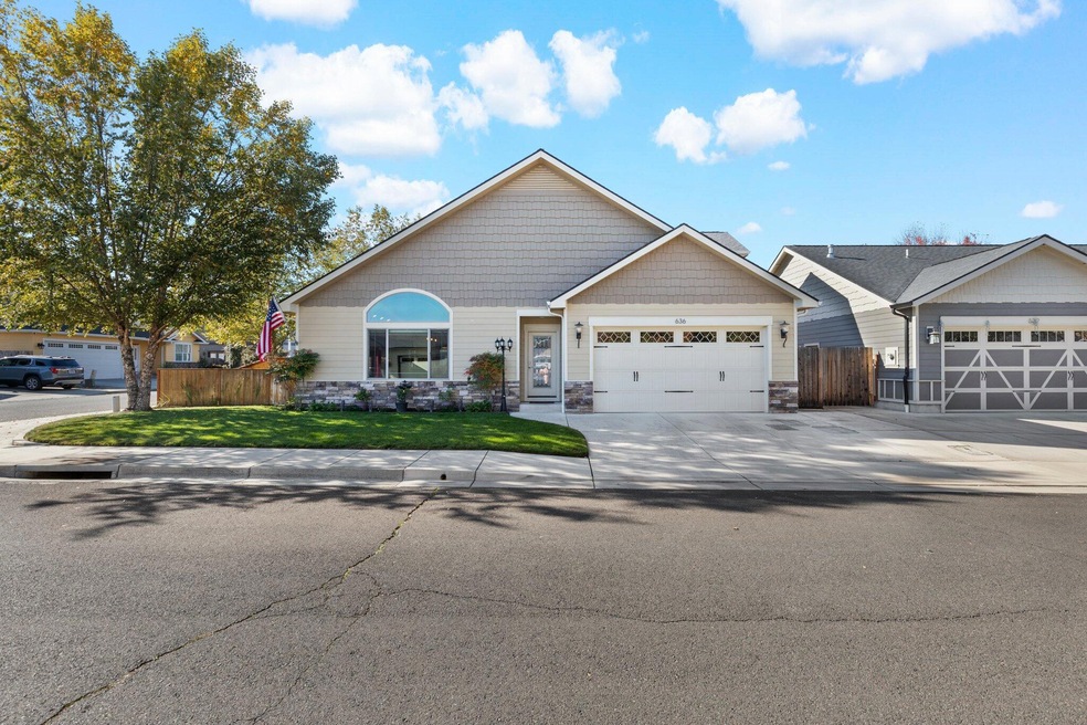 636 John Wayne Dr, Central Point, OR 97502 - photo 1