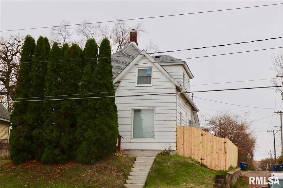 1217 E Locust St, Davenport, IA 52803 - photo 1