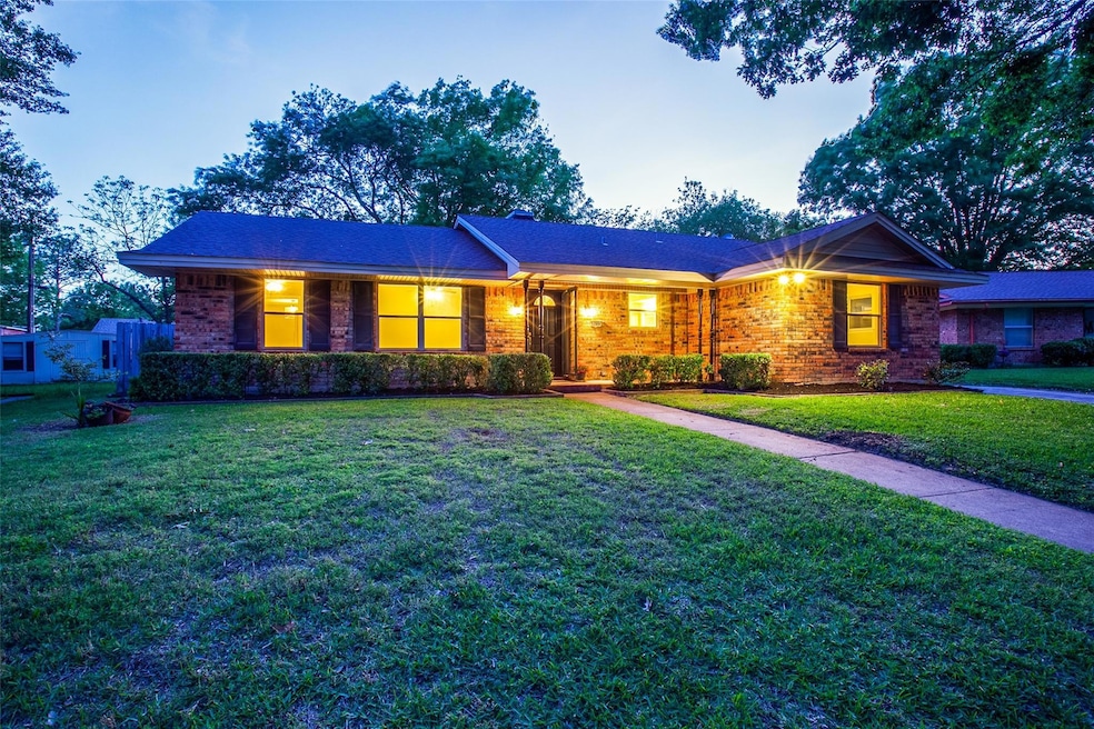 1209 Red Oak St, Ennis, TX 75119 - photo 1