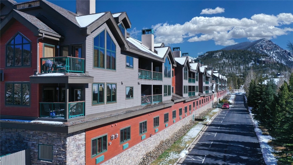 This Gateway Mountain Lodge  provides a serene mou