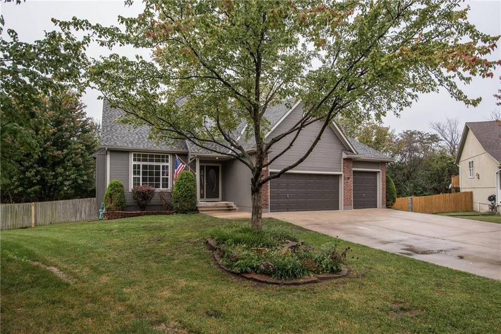 1716 Red Barn Rd, Raymore, MO 64083 - photo 1