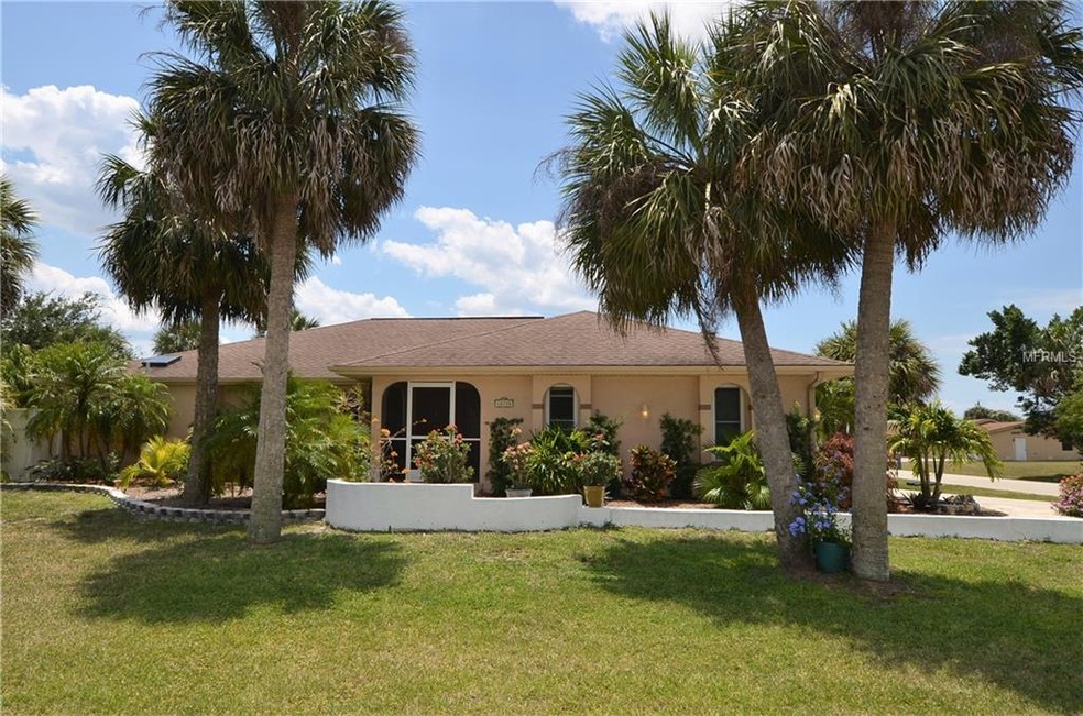 3BD, 2BA, 2CG WATERFRONT POOL HOME ON APPROX. 1/2 