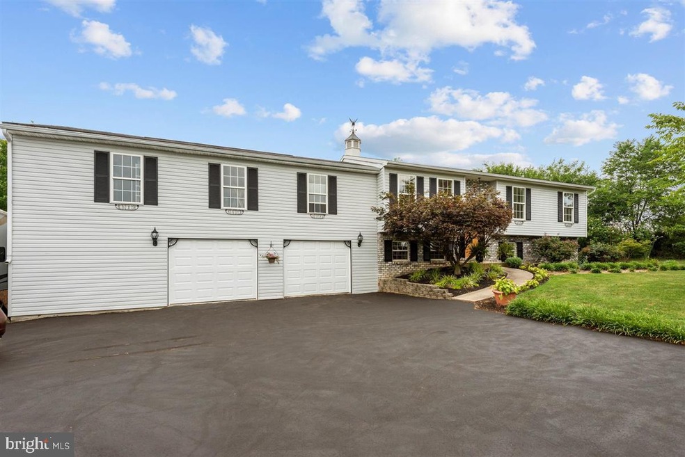 9053 Rosebud Dr, Greencastle, PA 17225 - photo 1