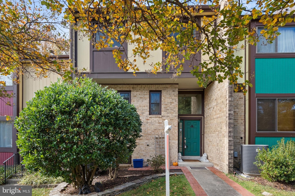 6824 Deer Run Dr, Alexandria, VA 22306 - photo 1